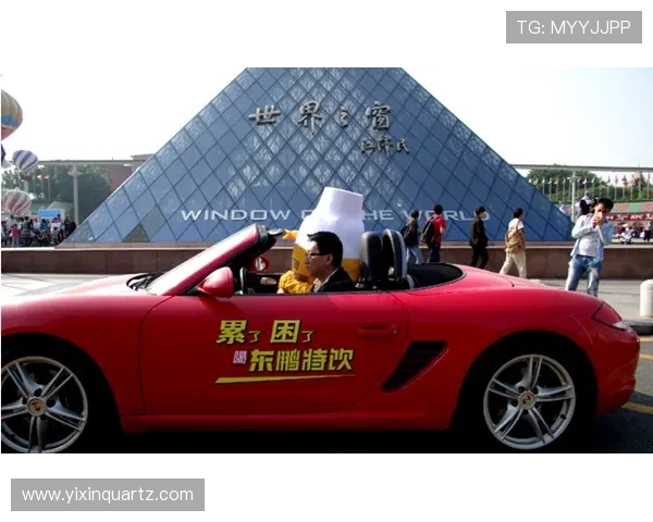 足球明星街头现身引发围观粉丝争相合影抢夺签名热潮不断 足球明星街头现身引发围观粉丝争相合影抢夺签名热潮不断