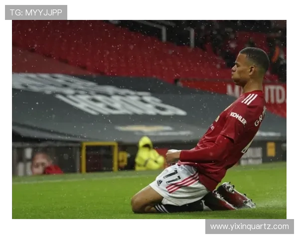 足球明星滑跪庆祝瞬间解析展现激情与荣耀的完美结合